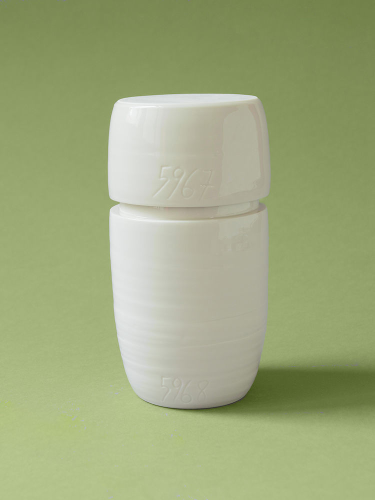 Item 5967 & 5968 Flasche mit Becher Höhe: 16 cm Durchmesser: 8 cm Limoges porcelain